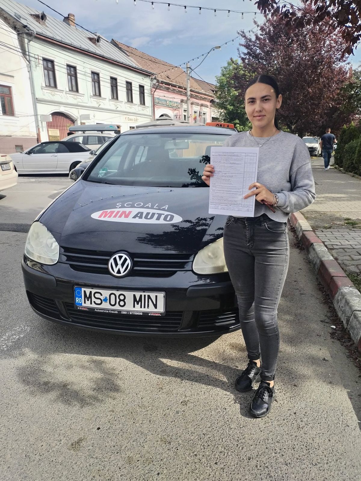 Cursant MIN Auto admis la examenul auto, lângă mașina școlii