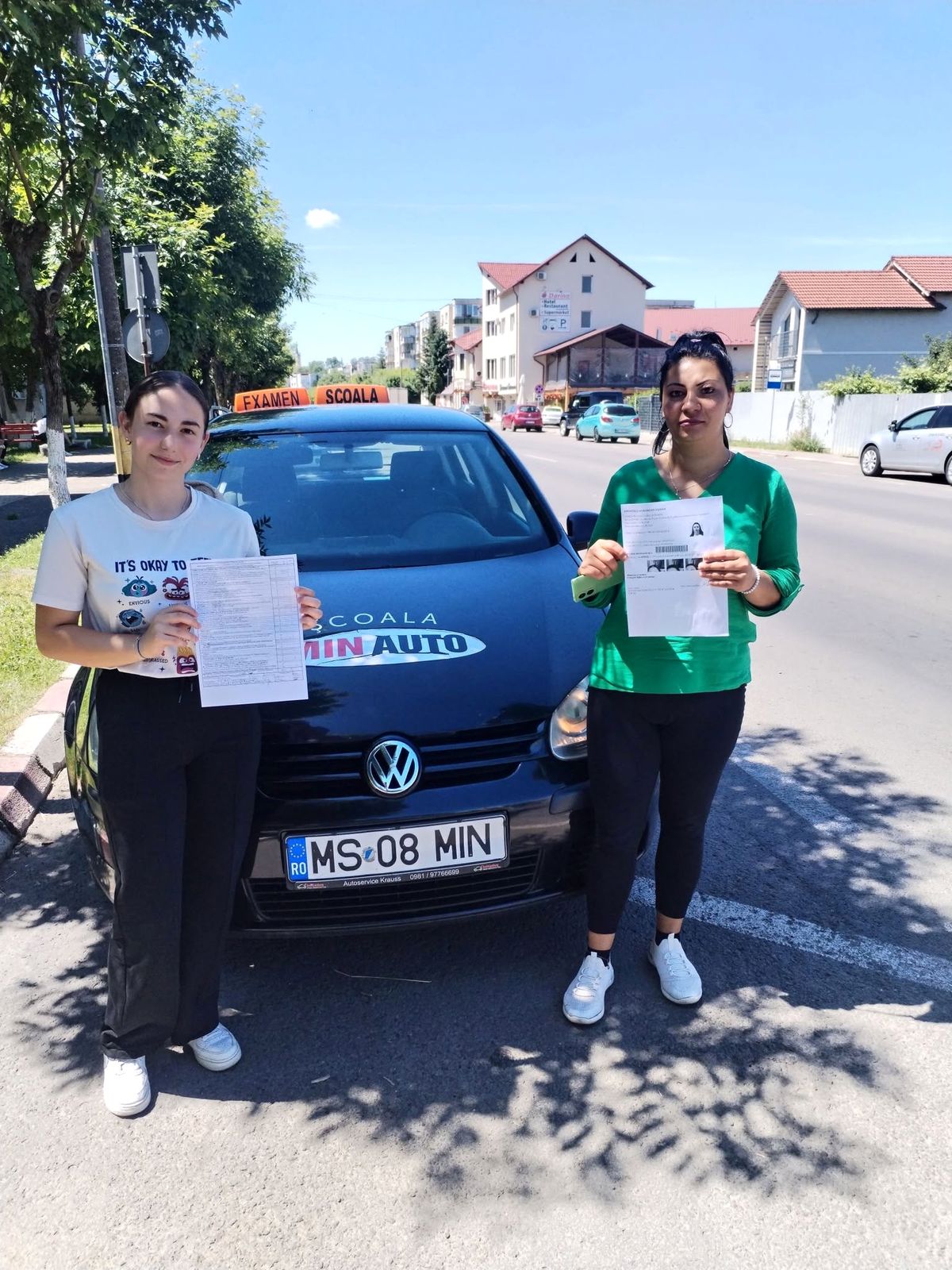 Cursant MIN Auto admis la examenul auto, lângă mașina școlii