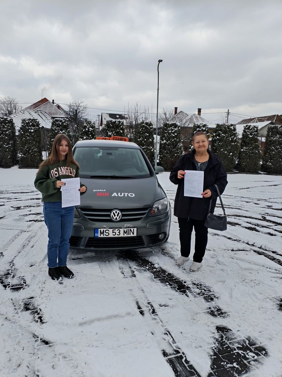 Cursant MIN Auto admis la examenul auto, lângă mașina școlii
