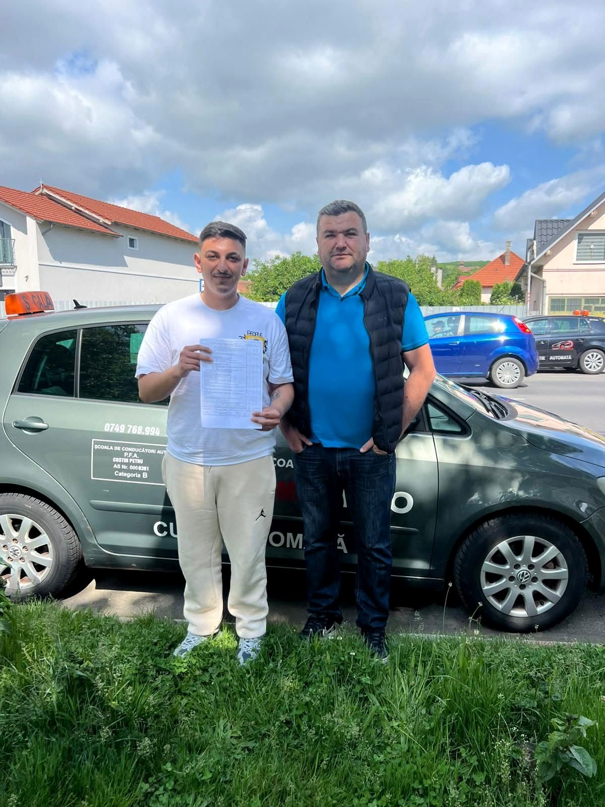 Cursant MIN Auto admis la examenul auto, lângă mașina școlii