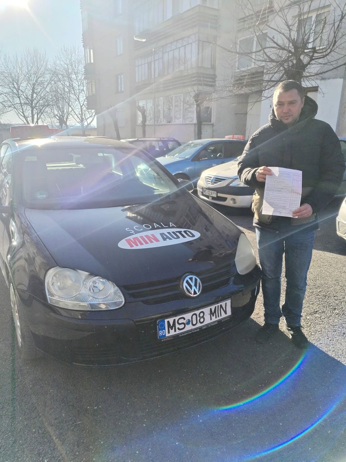Cursant MIN Auto admis la examenul auto, lângă mașina școlii