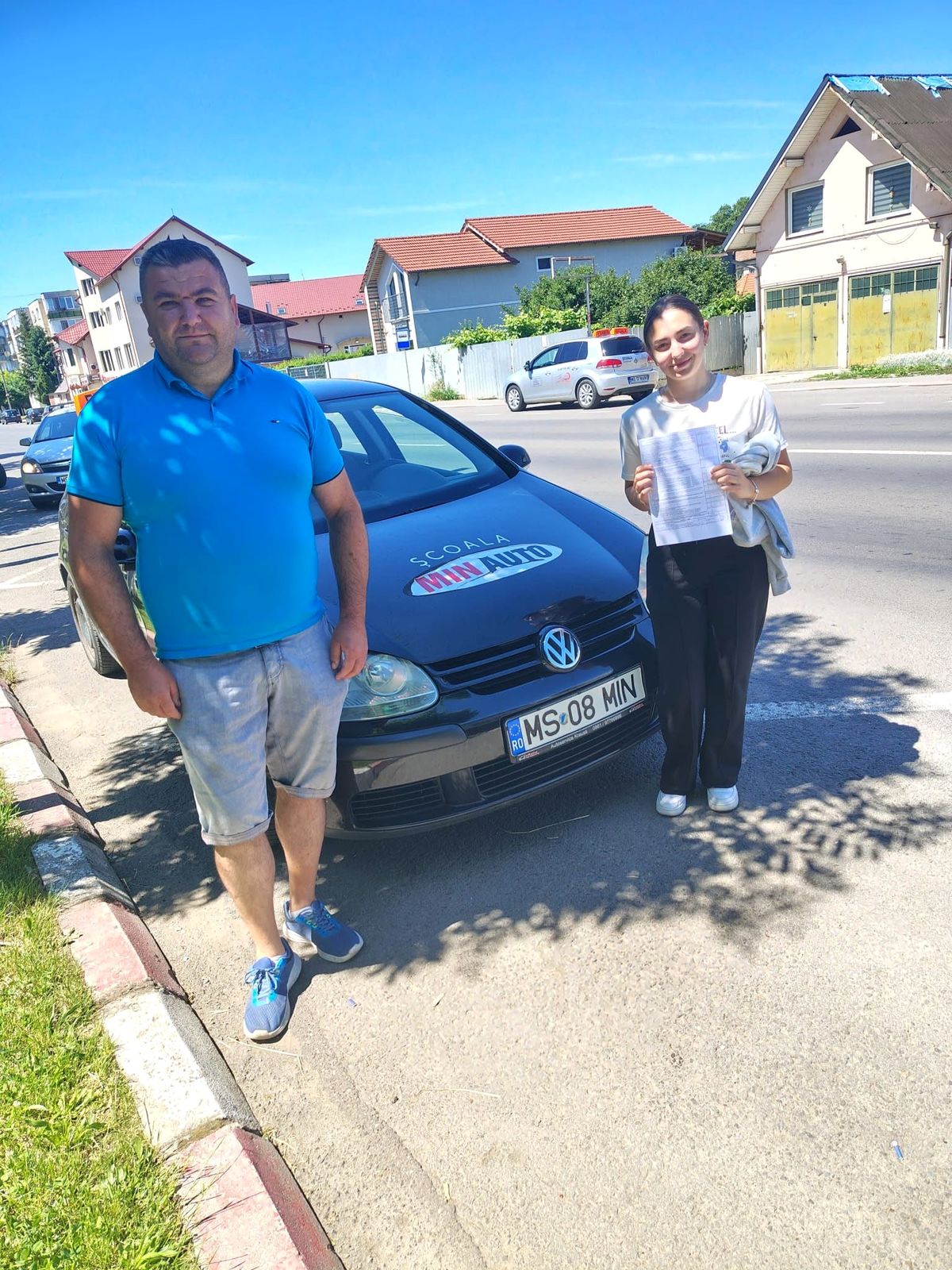 Cursant MIN Auto admis la examenul auto, lângă mașina școlii