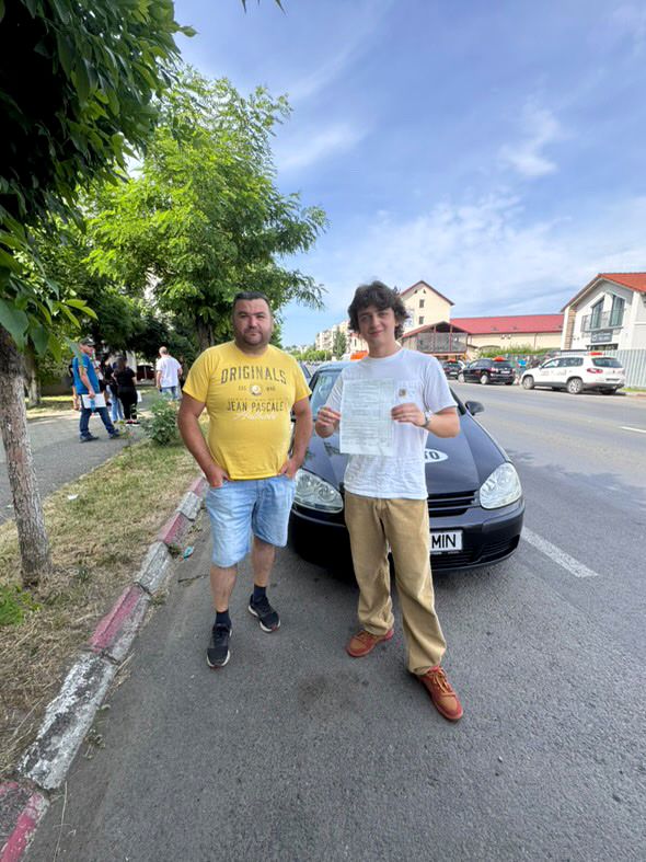 Cursant MIN Auto admis la examenul auto, lângă mașina școlii