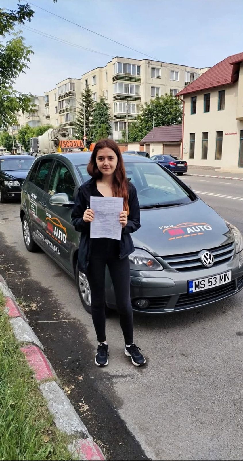 Cursant MIN Auto admis la examenul auto, lângă mașina școlii