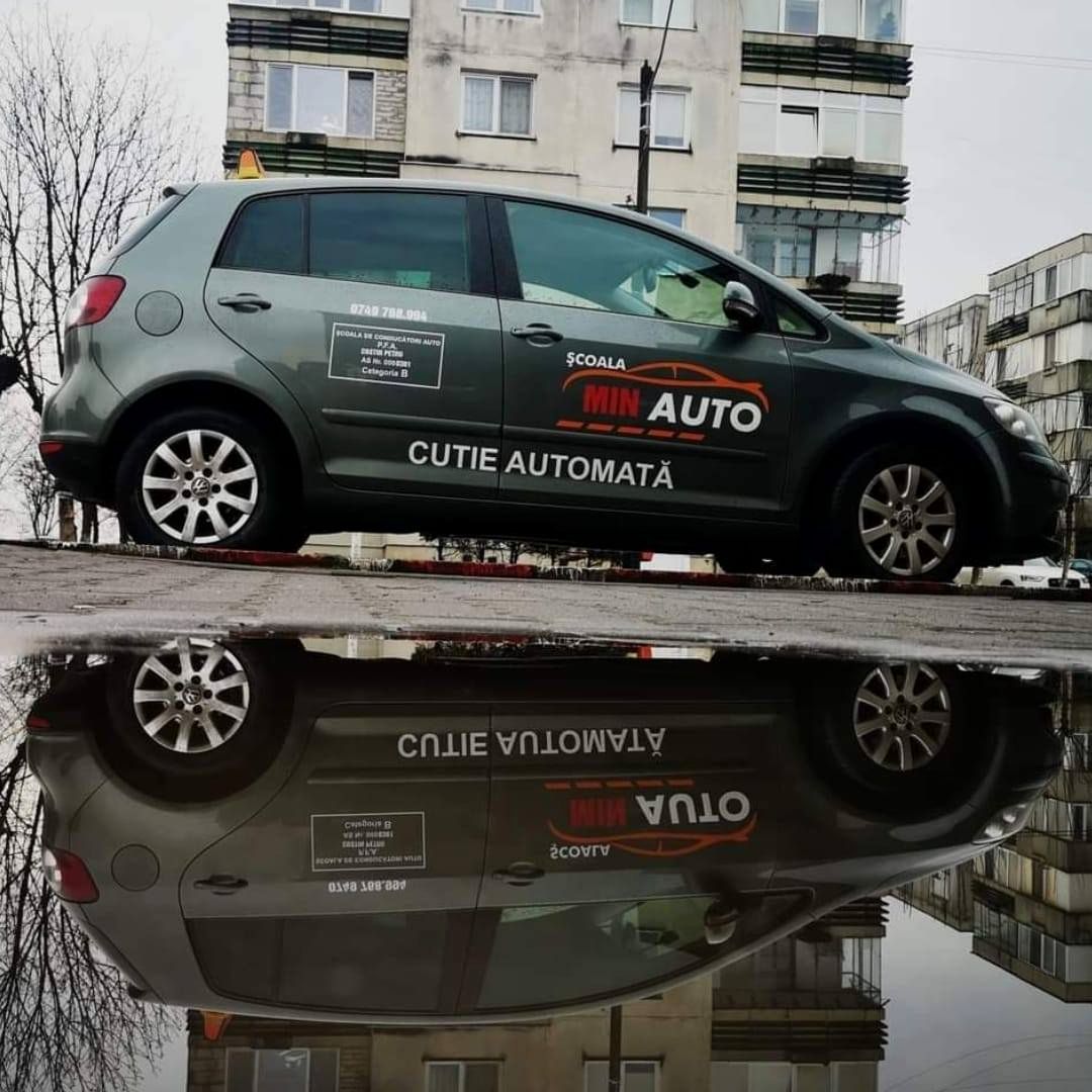 Golf Plus gri MIN Auto, cutie automată, reflectat într-o baltă