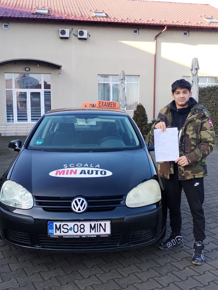 Golful negru MIN Auto cu cutie manuală și tabla ȘCOALA–EXAMEN pe plafon