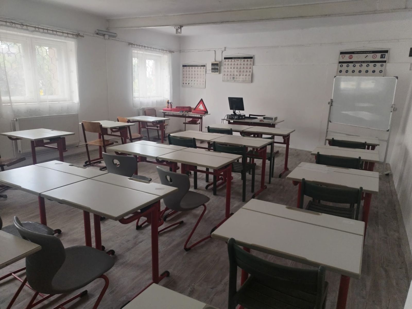 Sala de legislație MIN Auto, vedere spre ferestre și tablă
